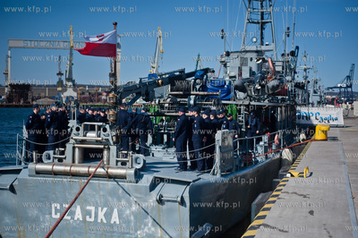 Gdynia. Oksywie. Port Marynarki Wojennej. Powrot niszczyciela...