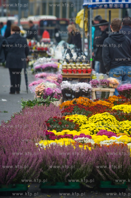Gdansk. Cmentarz Lostowicki. Swieto Zmarlych. Nz stoiska...