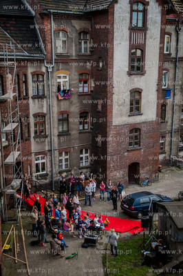Gdansk. Podworko ulic Robotniczej i Jana z Kolna. Sasiedzi...