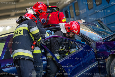 Gdansk. Cwiczenia Strazy Pozarnej na nowo budowanym...