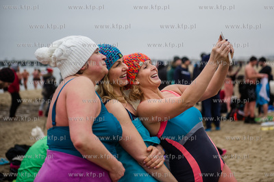 Plaża w Sopocie. Charytatywne morsowanie, w czasie...