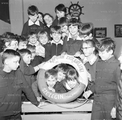 Uczniowie Szkoly Podstawowej nr 67 na ulicy Zabi Kruk...