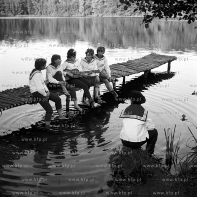 Wypoczynek mlodziezy nad jeziorem na Kaszubach.
07.1967
0000819z_lipiec1967
Fot....