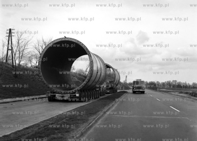 Postoj samochodu transportujacego elementy urzadzen...
