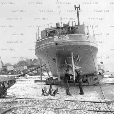 Remont barki - tankowca na slipie w bazie remontowej...