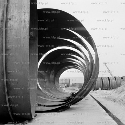 Montaż rurociągów przez pracowników Hydrobudowy...