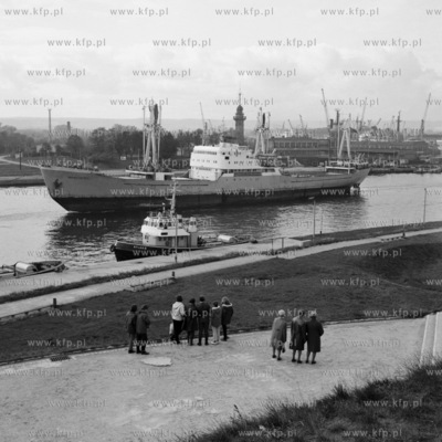 Statek wpływa do portu gdańskiego.  (Lata 60).
1965
0000283z
Fot....