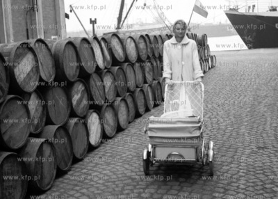 Spacer nabrzeżem portu gdańskiego. 
1960
0006242z_morskie
Fot....