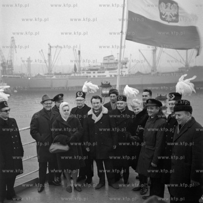 Podniesienie bandery na statku Konin w porcie gdyńskim....