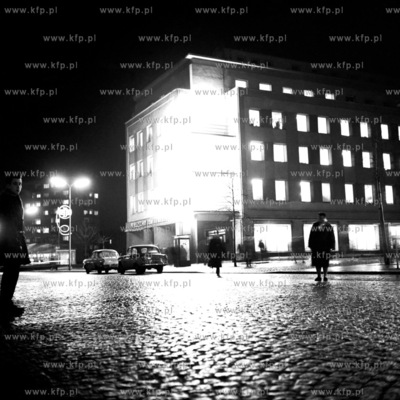 PDT przy alei Grunwaldzkiej w Gdańsku Wrzeszczu nocą....