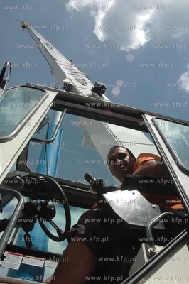 55-metrowy dzwig firmy Castel Group stojacy na ul....