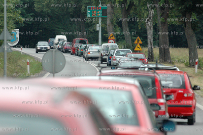Wielokileometrowy korek samochodow jadacych z Polwyspu...