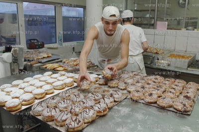 W koszalinskiej ciastkarni "KALISZCZAK" trwaja przygotwania...