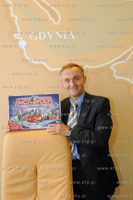 Gdynia znalazla sie na planszy gry MONOPOLY. Nz. Wojciech...