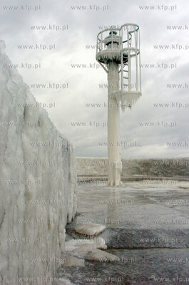 Oblodzone glowki przy wejsciu, do portu w Ustce.
08.01.2009...