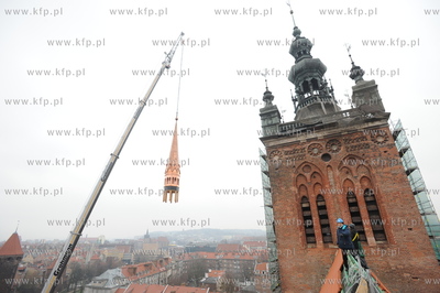 Kosciol sw. Katarzyny, Gdansk. Instalacja sygnaturki...