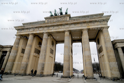 Berlin. Brama Brandenburska (Brandenburger Tor), jeden...