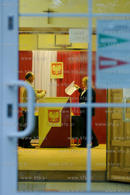 Rumia. Wybory do Europarlamentu. Nz. Wyborcy glosujacy...