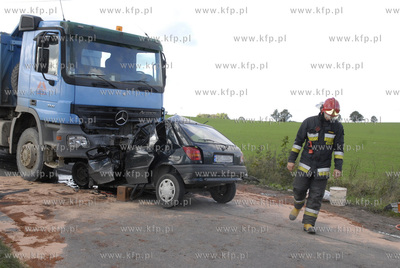 Losino pod Slupskiem. Fiesta zderzyla sie czolowo z...