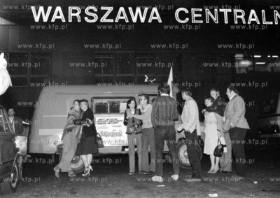Wyjazd delegacji Solidarnosci do Warszawy w celu zlozenia...
