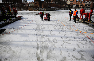 Gdansk. Przystan Jachtowa. Cwiczenia, na zamarznietej...