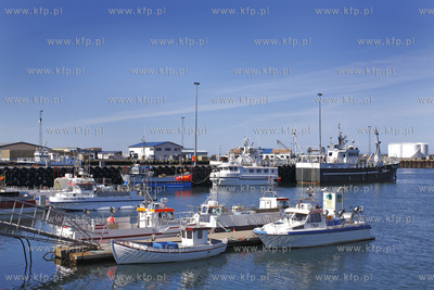 Islandia krajobraz wyspy, port w Olafsvikur czerwic...