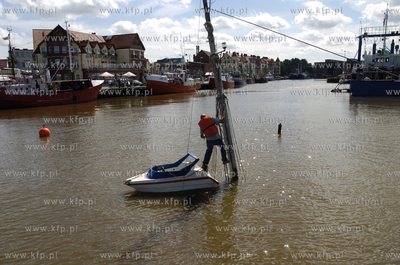 W porcie morskim w Ustce trwa wydobywanie z dna kanalu...