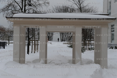 Sopot. Kolejne opady sniegu zasypaly Sopot. Nz. zabytkowe...
