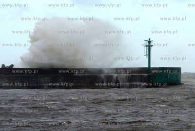 Ustka. Sztormowa pogoda nad morzem. Wiatr osiaga predkosc...