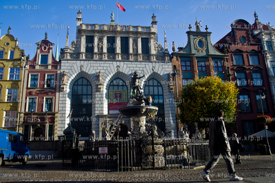 Gdansk, Dlugi Targ. Neptun odzyskal lewa reke, ktora...
