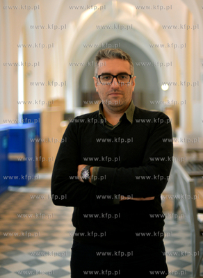 Polmetrowa rzezba glowy Adolfa Hitlera, zostala odkopana...