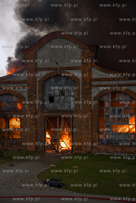 Pożar hali dawnych Zakładów Naprawczych Taboru Kolejowego...