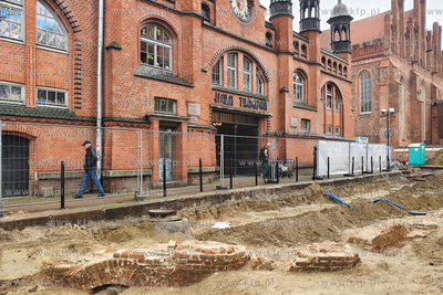 Pozostałości murów XIV-wiecznego domu beginek, odkryte...