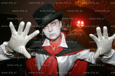 Halloween w gdanskim klubie KABARET. 31.10.2003 fot....