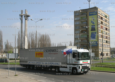 Maszty na ktorych zawisna flagi nowych czlonkow Unii...