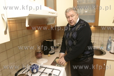 Wojciech Lazarek pomaga czasami w kuchni. 18.01.2005...