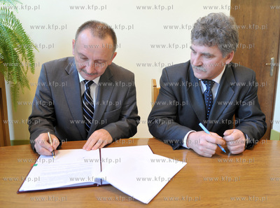 Gdansk. Urzad Wojewodzki. Podpisanie uwow z samorzadowcami...