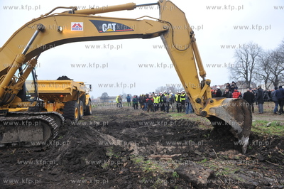 Rozpoczecie prac ziemnych pod budowe stadionu pilkarskiego...