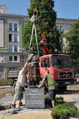 Montaz pomnika Anny Walentynowicz na skwerze jej imienia...