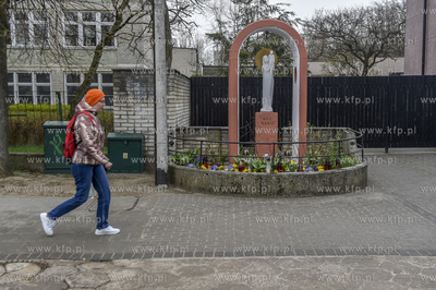 Gdańsk Przymorze, ul. Zgody.  Kapliczka przy parafii...