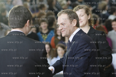 Gdynia. Gimnazjum nr 24 . Premier RP Donald Tusk wzial...