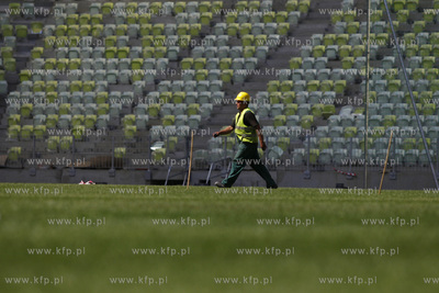 Gdansk. Polozono murawe na plycie boiska stadionu PGE...
