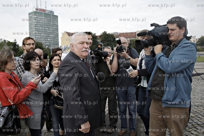 Gdansk. Pomnik Poleglych Stoczniowcow. Lech Walesa...
