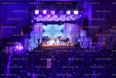 Cala Polska spiewa koledy, koncert na Dlugim Targu...