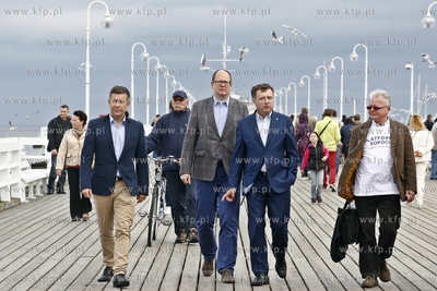 Sopot. Spacer prezydentow Gdanska Pawla Adamowicza...