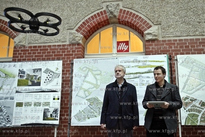 Bezplatny kurs obslugiwania dronow na dziedzincu Jana...