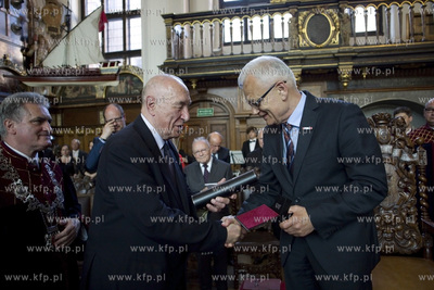 Dwor Artusa. Uroczysta sesja Rady Miasta Gdanska. Wreczenie...