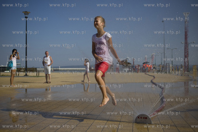 Krynica Morska. Kurtyna wodna w porcie.
11.08.2015
fot....