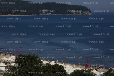 Sopot. Plaża, w tle klif w Gdyn Orłowie. 
25.08.2016
fot....