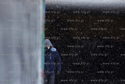 Zima. Przejście w okolicach nieczynnego przystanku...